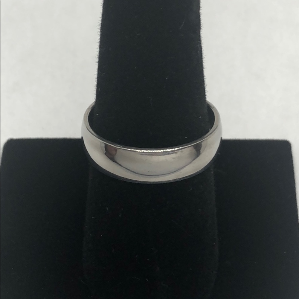 Men’s ring.